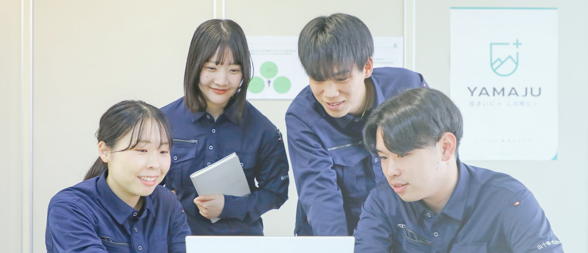 談笑するスタッフ達