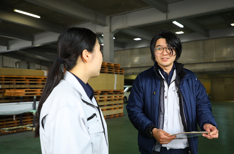 メンターと話す新入社員