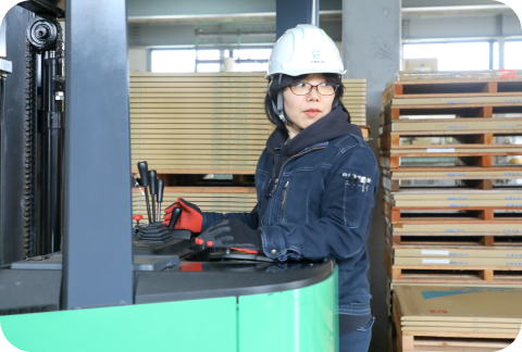 倉庫で商品の積み下ろしをするスタッフ