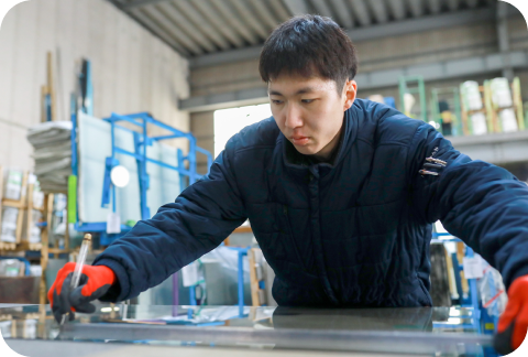 ガラスを切断する配送/倉庫内作業スタッフ