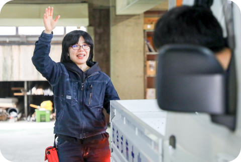 商品を荷受けする配送/倉庫内作業スタッフ