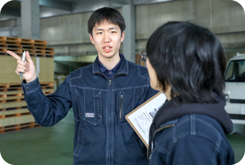 上司と相談する配送/倉庫内作業スタッフ