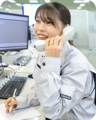 電話をする事務スタッフ