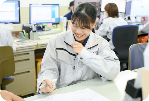 笑顔で打ち合わせ中の事務スタッフ