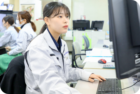 パソコンを使う事務スタッフ