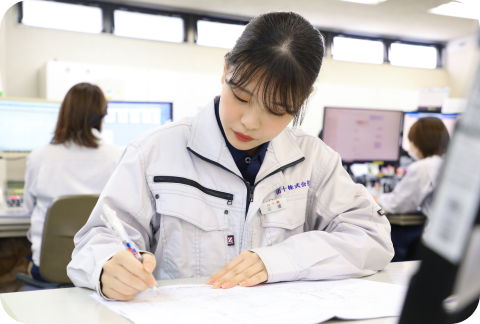 書類を作成する事務スタッフ