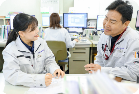 営業と打ち合わせをする事務スタッフ