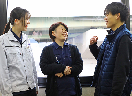 社員談笑中の様子