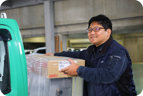 車に商品を積み込み