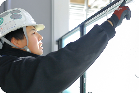 窓を施工中の職人